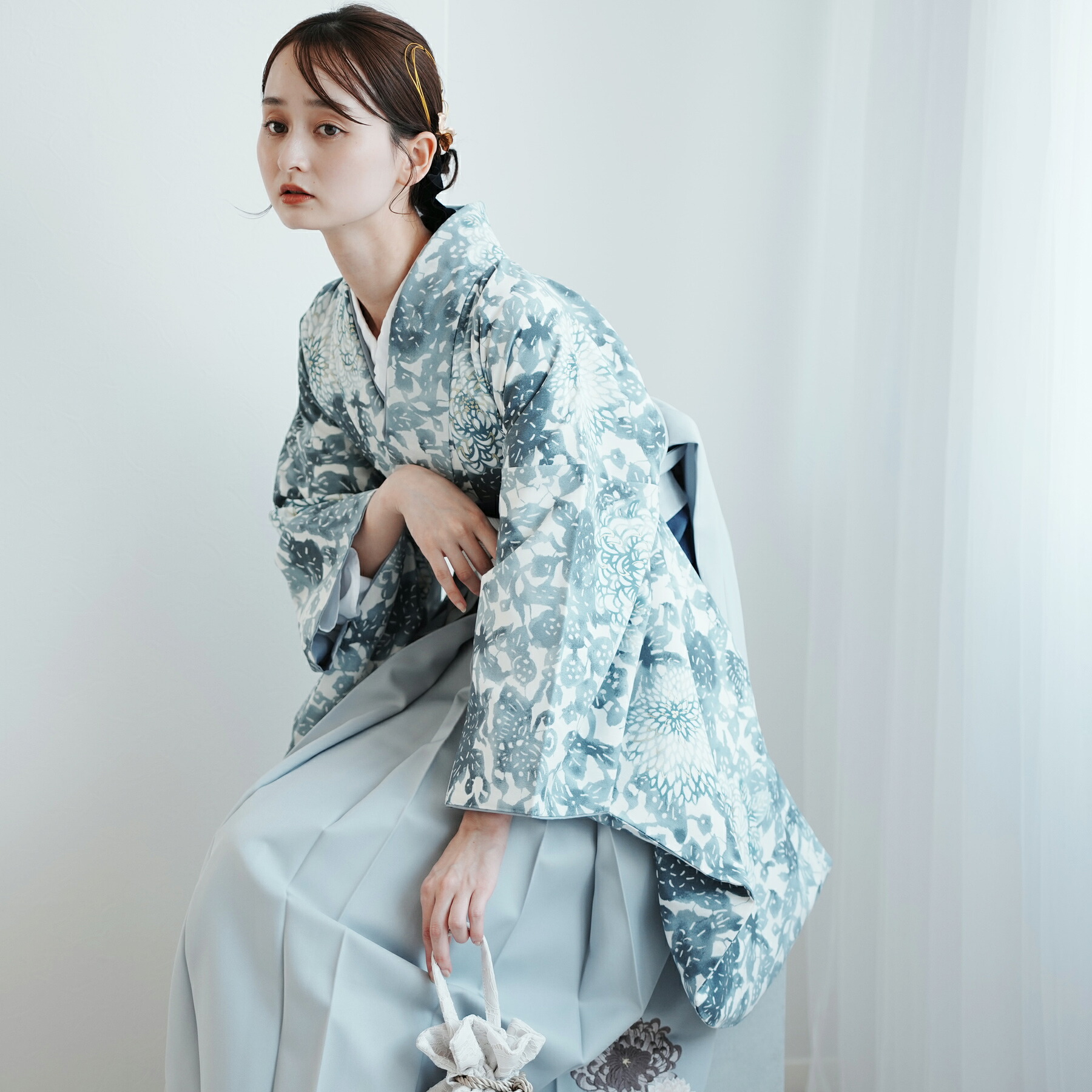 【レンタル】【玉城ティナ&times;紅一点 袴 17点セット ブルーグレーの菊尽くし 日本製】二尺袖着物 はかま フルセット 卒業式 大学生 専門学生 レディース 女性 足袋プレゼント 重ね衿縫い付済 往復送料無料｜ひよこ商店