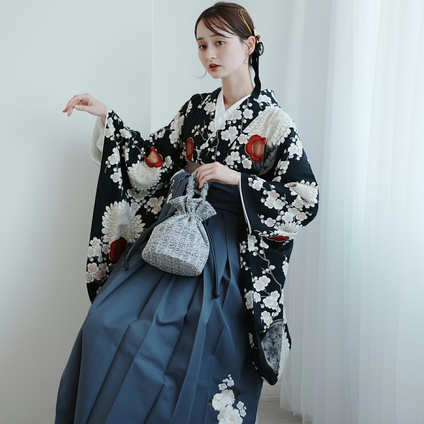 【レンタル】【九重 袴 17点セット 梅に菊・黒 日本製】二尺袖着物 はかま フルセット 卒業式 大学生 専門学生 レディース 女性 足袋プレゼント 重ね衿縫い付済 往復送料無料｜ひよこ商店