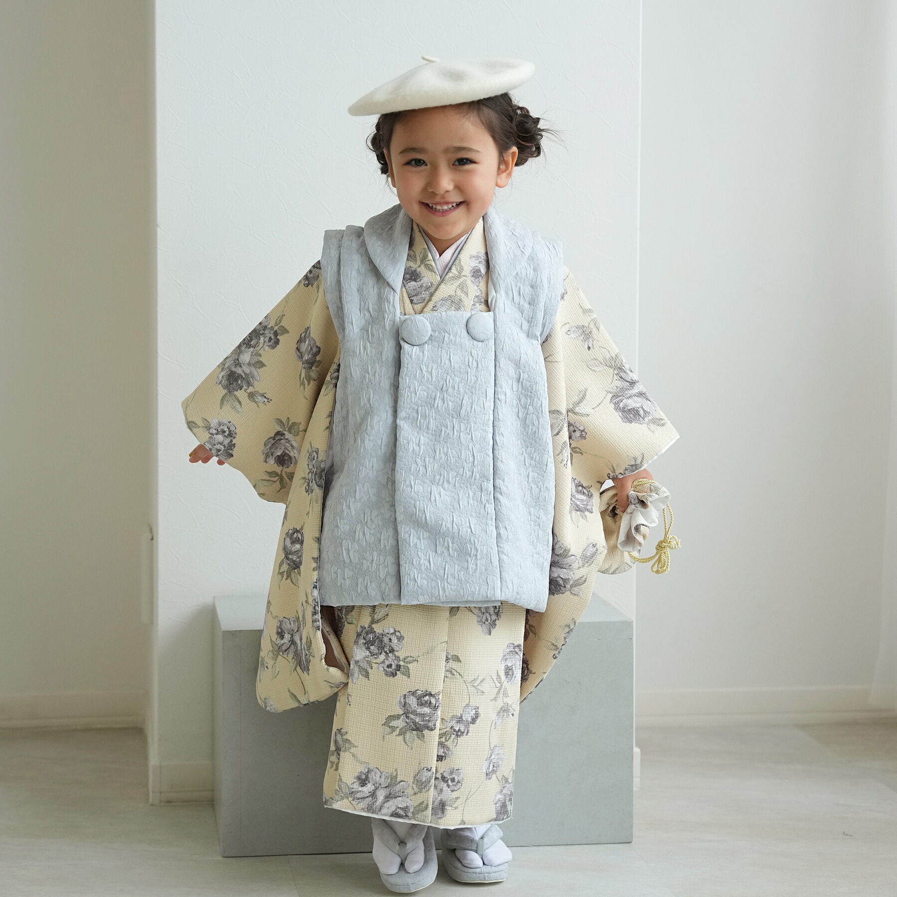 【レンタル】 七五三 3歳 着物 セット utatane 85cm-95cm前後 被布セット 花柄 着物セット レンタル ベージュ系 子供 kids ブルー 水色 グレー 白 着物 被布コート ベレー帽 巾着 草履 足袋 レトロ 大正浪漫 三歳 三才 3才 753 9点セット 18,749円