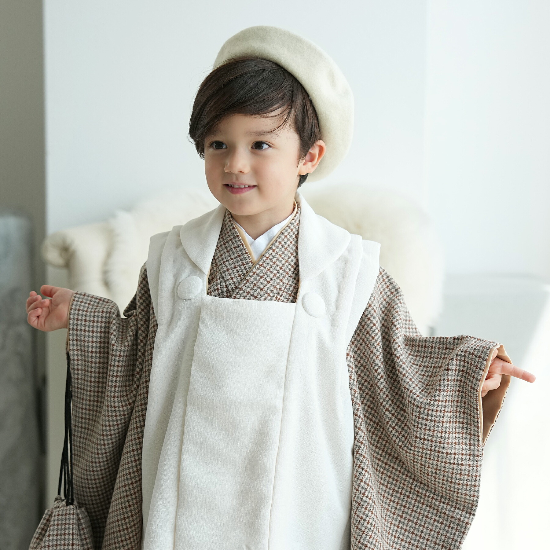 【レンタル】 七五三 3歳 着物 セット utatane 85cm-95cm前後 七五三 3歳 被布セット 千鳥格子 着物セット 茶系 子供 kids グレー チェック 着物 被布コート ベレー帽 信玄袋 雪駄 足袋 三歳 三才 3才 おしゃれ 男児 ブランド着物 往復送料無料｜ひよこ商店