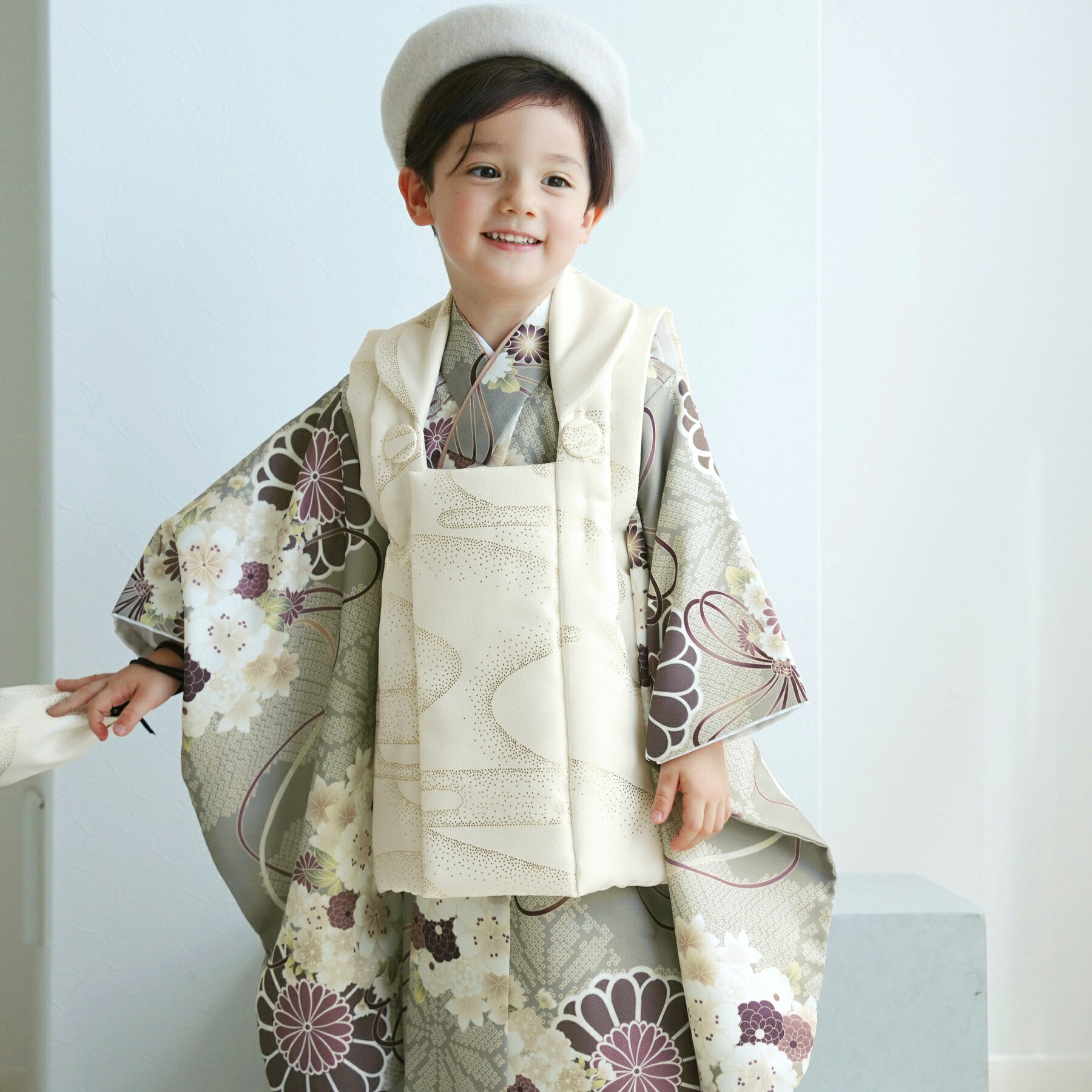 【レンタル】 【ひよこ商店 kids 七五三 着物 3歳 男の子 ベレー帽つき被布フルセット クリーム金彩×翡翠の菊重ね】 人気着物ブランドの七五三お祝い着セット レトロ 大正浪漫 三歳 三才 男子 男児 記念撮影 往復送料無料