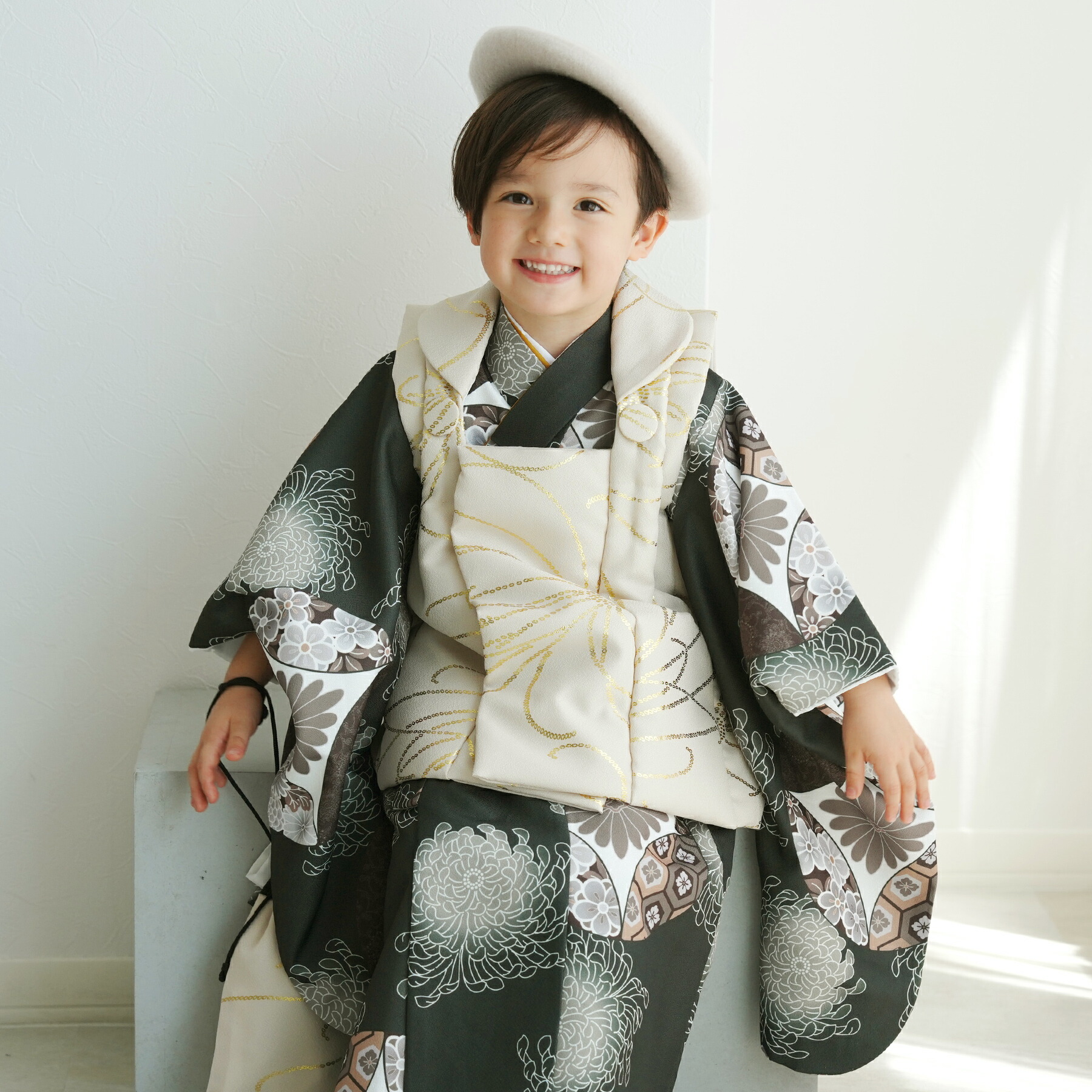 【レンタル】【ひよこ商店 kids 七五三 着物 3歳 男の子 ベレー帽つき被布フルセット ベージュ金彩×グリーン七宝】 人気着物ブランドの七五三お祝い着セット レトロ 大正浪漫 三歳 三才 男子 男児 記念撮影 往復送料無料