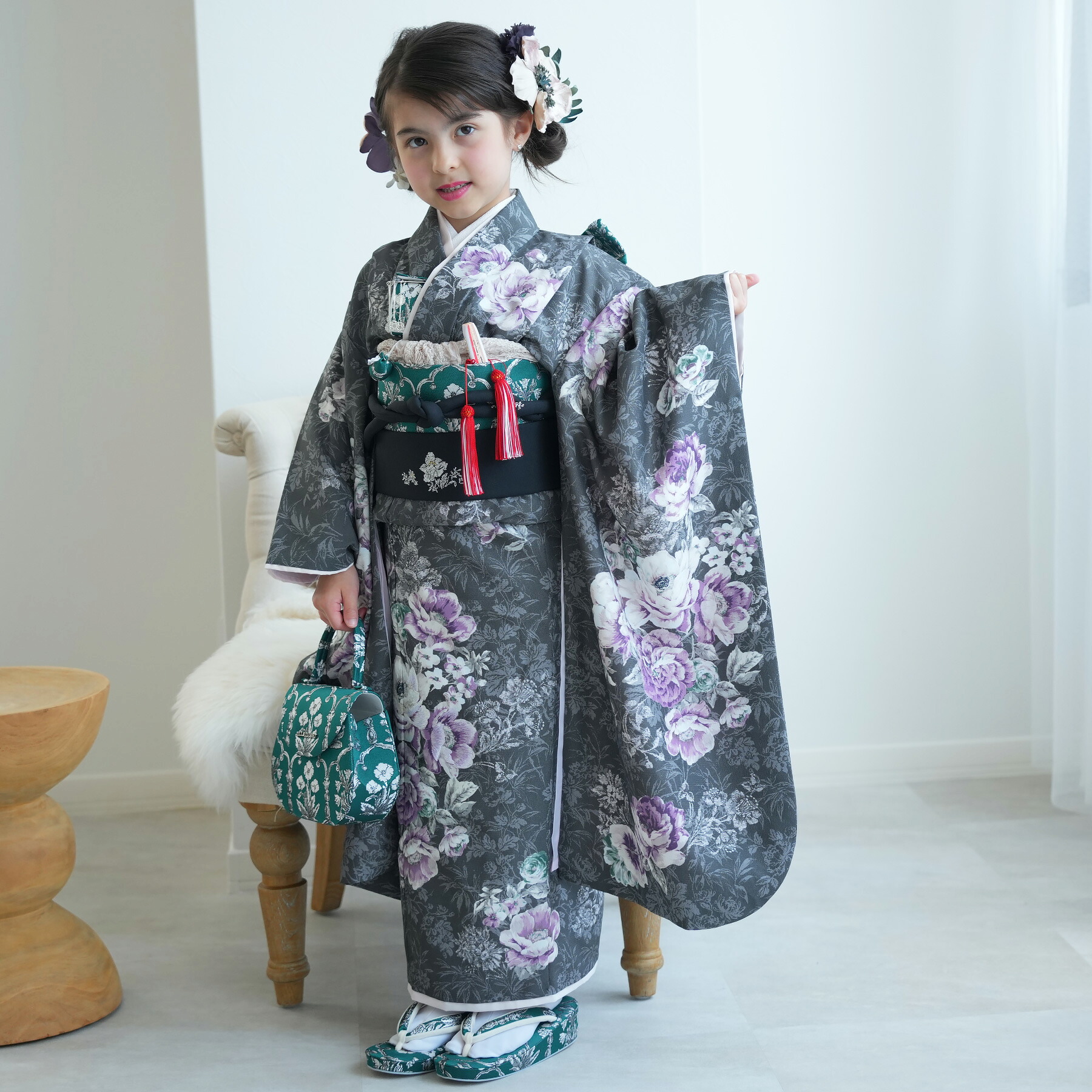 【レンタル】 七五三 7歳 着物 セット JILL STUART / ジル・スチュアート 120cm-135cm前後 レンタル 七五三 日本製 女の子 七歳 7歳 振袖 四つ身 ダークグレー 子供 紫 緑 くすみカラー 上品 ブランド着物 お祝い着 お正月 家族写真 ひな祭り|ひよこ商店