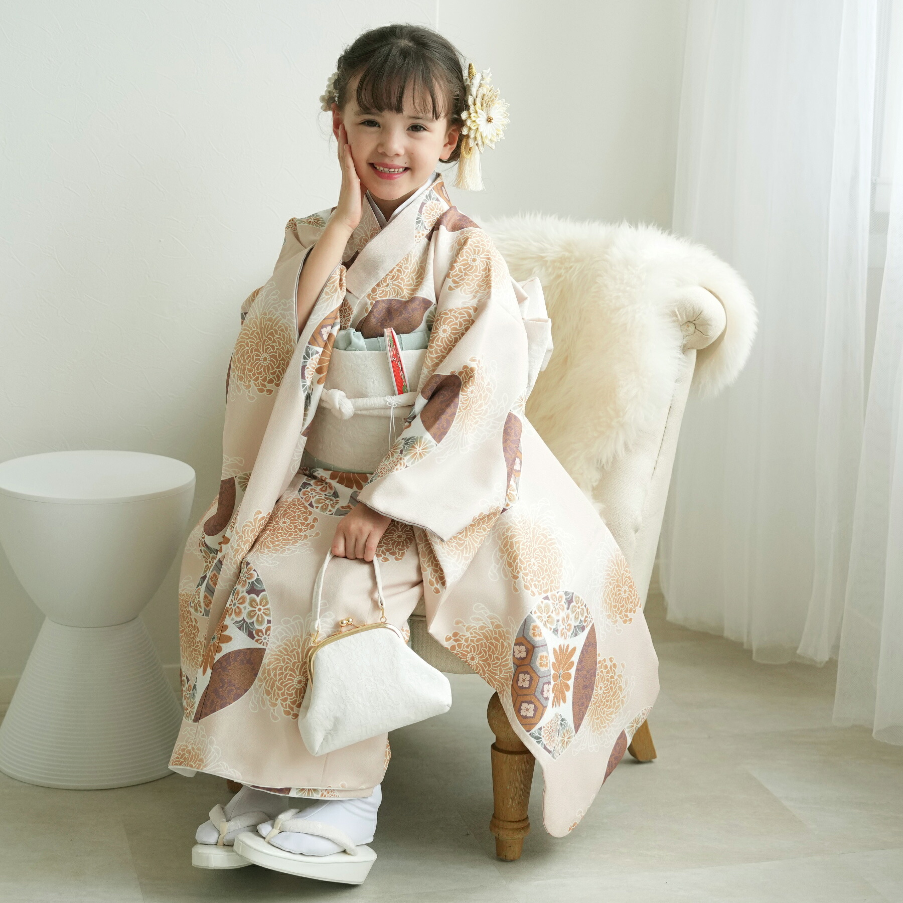 【レンタル】【ひよこ商店 七五三 着物 7歳 女の子 四つ身　エクリュ七宝】着物セット 子供 kids 四つ身 お祝い着 七歳 七才 女の子 女児 着物 日本製作り帯 長襦袢 志古貴 ハコセコ 草履 バッグ びら簪 足袋 120cm-135cm前後 新品足袋プレゼント 往復送料無料