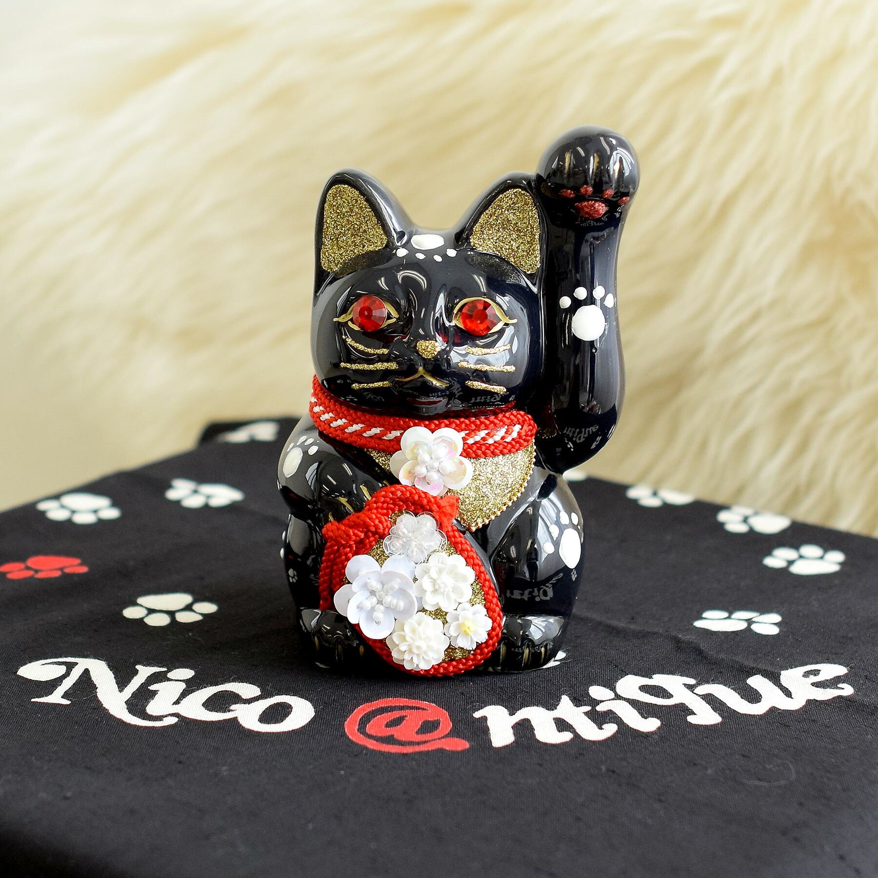 【ニコアンティーク×ご縁猫 招き猫 ねこ球子 手ぬぐい 2点セット】注染 手拭い 4号 黒 左手上げ 日本製 陶器 置物 幸運 開運 招福 商売繁盛 千客万来 風水 職人 ハンドメイド ラッキーキャット ウェルカムキャット 開店祝い 還暦 手土産