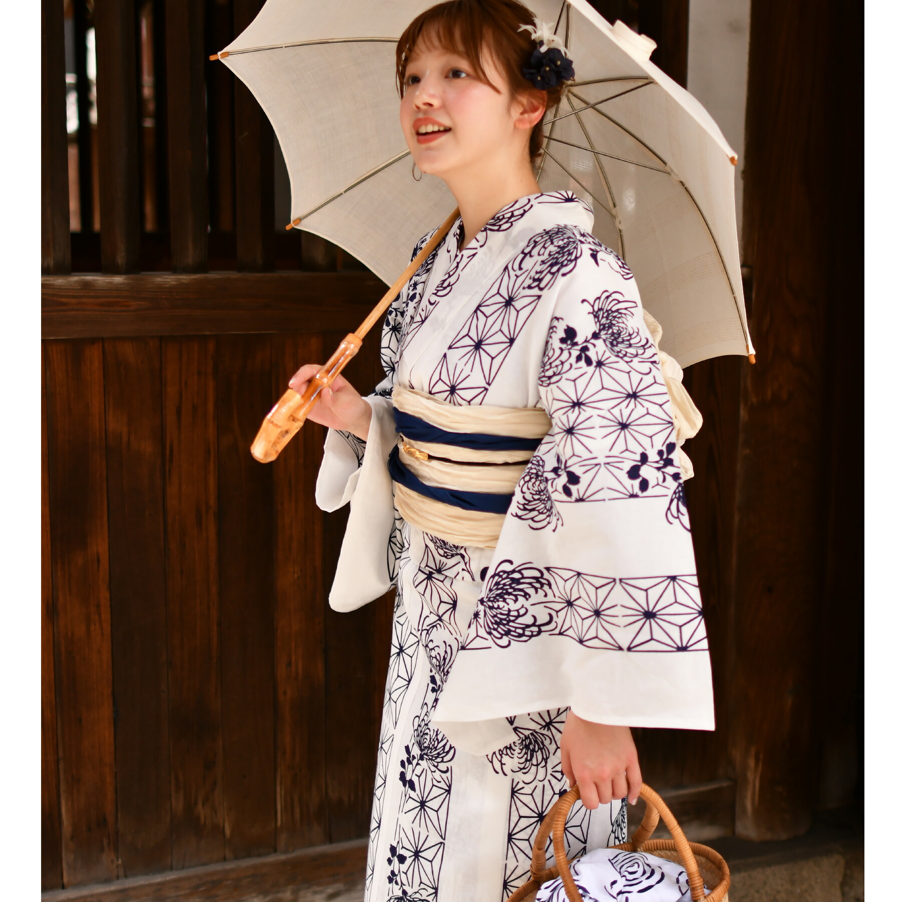 【utatane×注染工房 日本製小幅生地使用 浴衣3点セット 白地に紺の麻の葉と菊】特選シリーズ 注染 本染め 手染め フリーサイズ 浴衣セット(ゆかた・帯・下駄)ですぐお出かけ 日本製 国産 手縫い併用国内縫製 奈良の職人さんの手染め