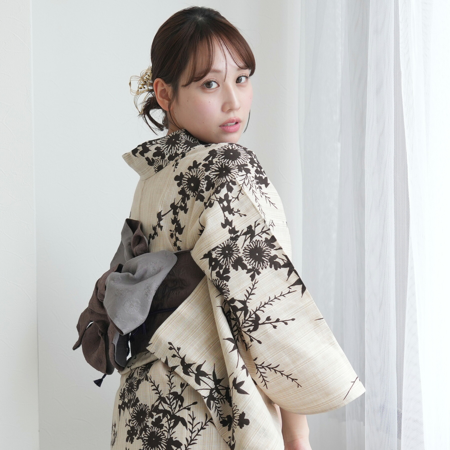 【utatane×注染工房 日本製小幅生地使用 浴衣3点セット 染めベージュにブラウンの小菊 】特選シリーズ 注染 本染め 手染め フリーサイズ 浴衣セット（ゆかた・帯・下駄）ですぐお出かけ 日本製 国産 手縫い併用国内縫製 奈良の職人さんの手染め