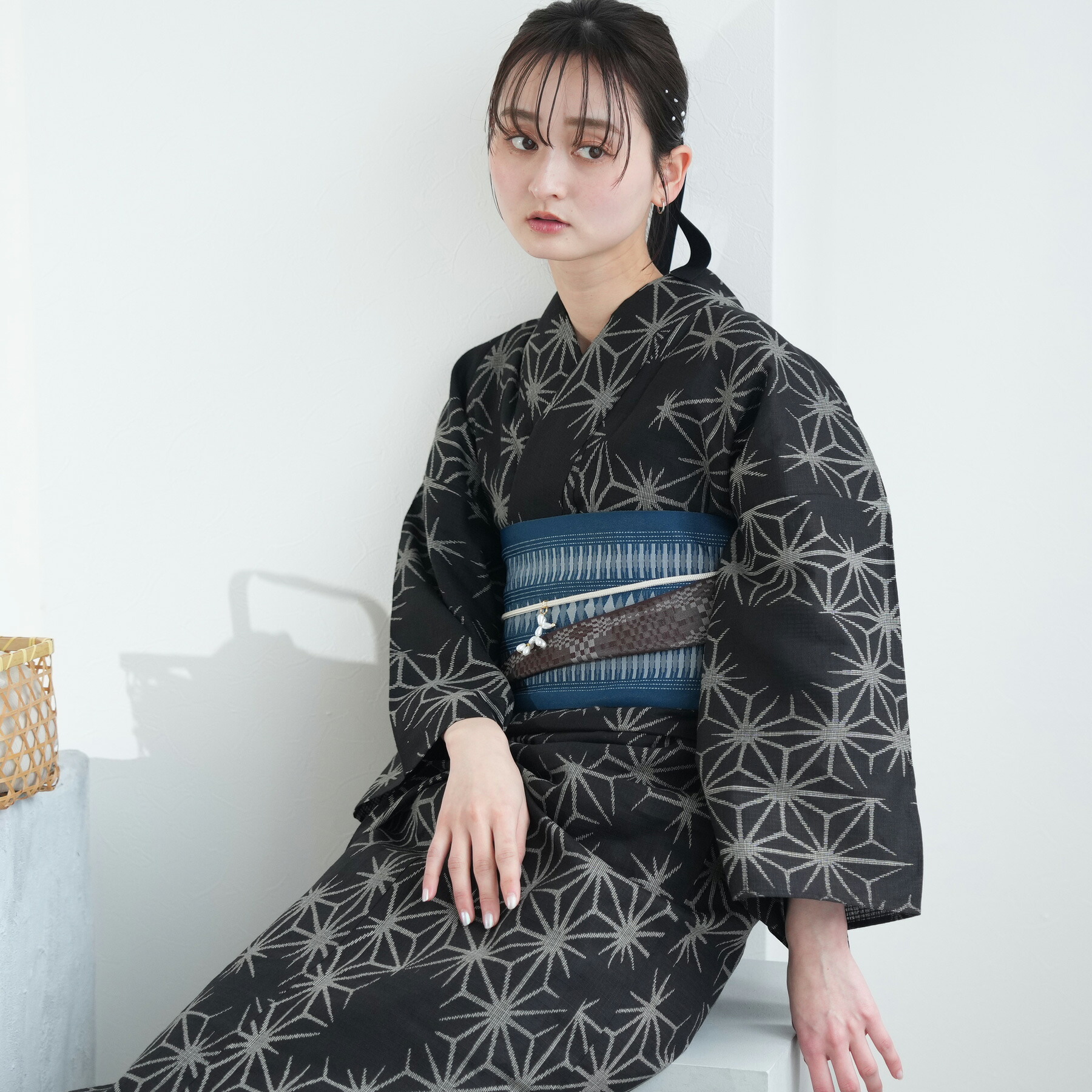 【綿麻×紅梅 日本製小幅生地使用 浴衣3点セット 黒地の麻の葉】特選シリーズ 熟練職人により繊細な捺染 フリーサイズ 浴衣セット（ゆかた・帯・下駄）ですぐお出かけ 日本製 国産 手縫い併用国内縫製 32,499円
