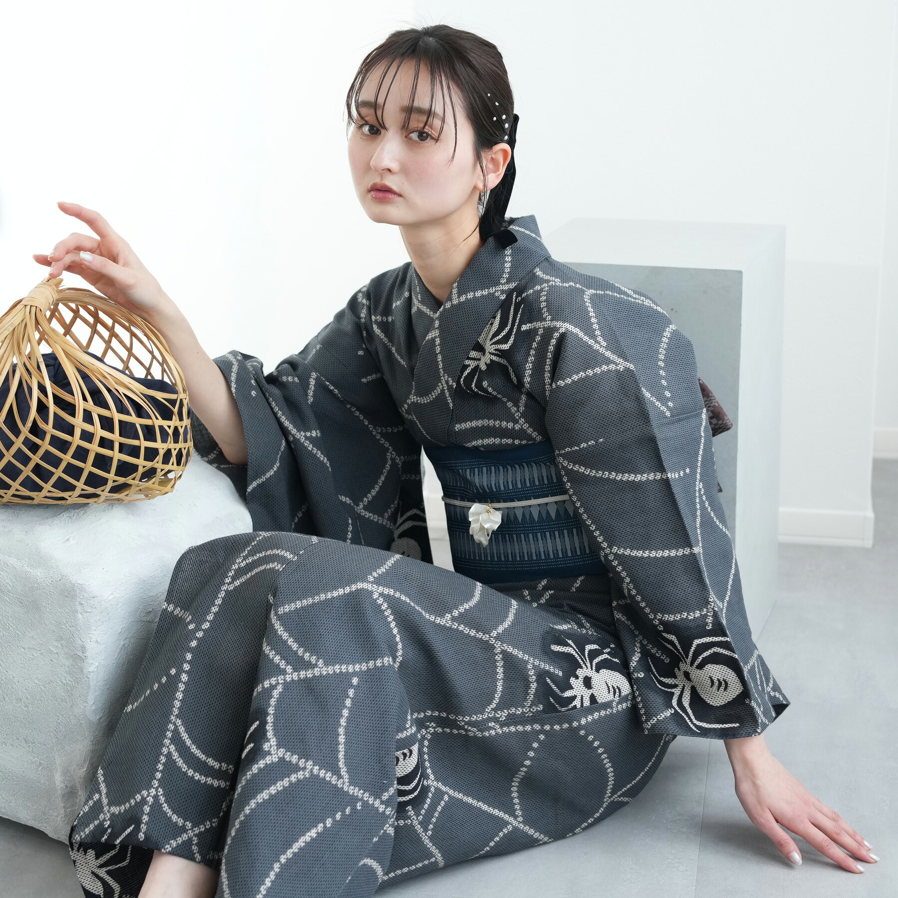 【浜松注染　日本製小幅生地使用 浴衣3点セット 綿麻×刺し子 錆鼠に蜘蛛の巣】特選シリーズ 注染 本染め にじみ 手染め ぼかし フリーサイズ 浴衣セット（ゆかた・帯・下駄）ですぐお出かけ 日本製 国産 手縫い併用国内縫製