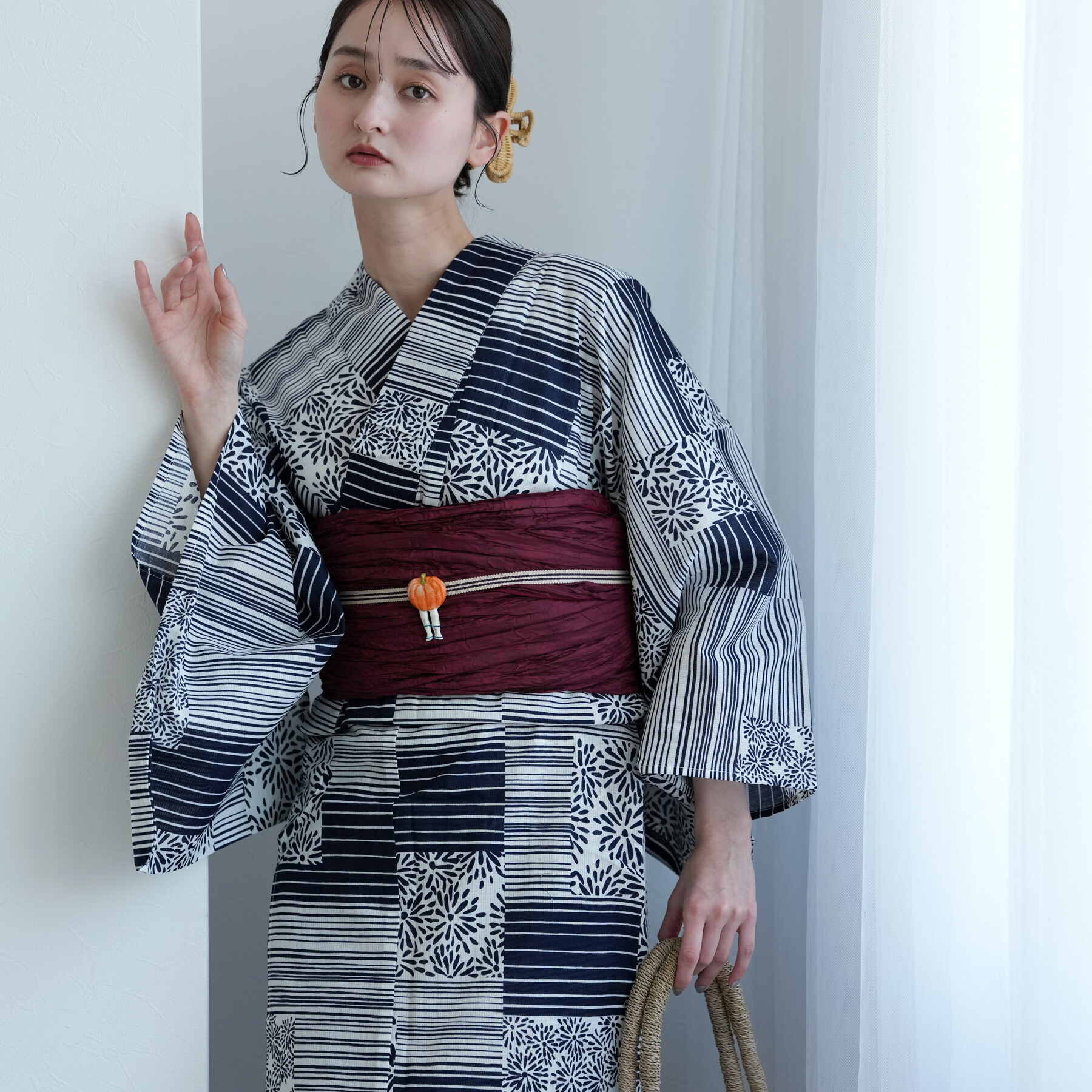 【高級変わり織 浴衣2点セット 紺の縞々と菊の変わり市松】コットン100％ フリーサイズ 浴衣セット（ゆかた・帯）ですぐお出かけ 古典　レトロ