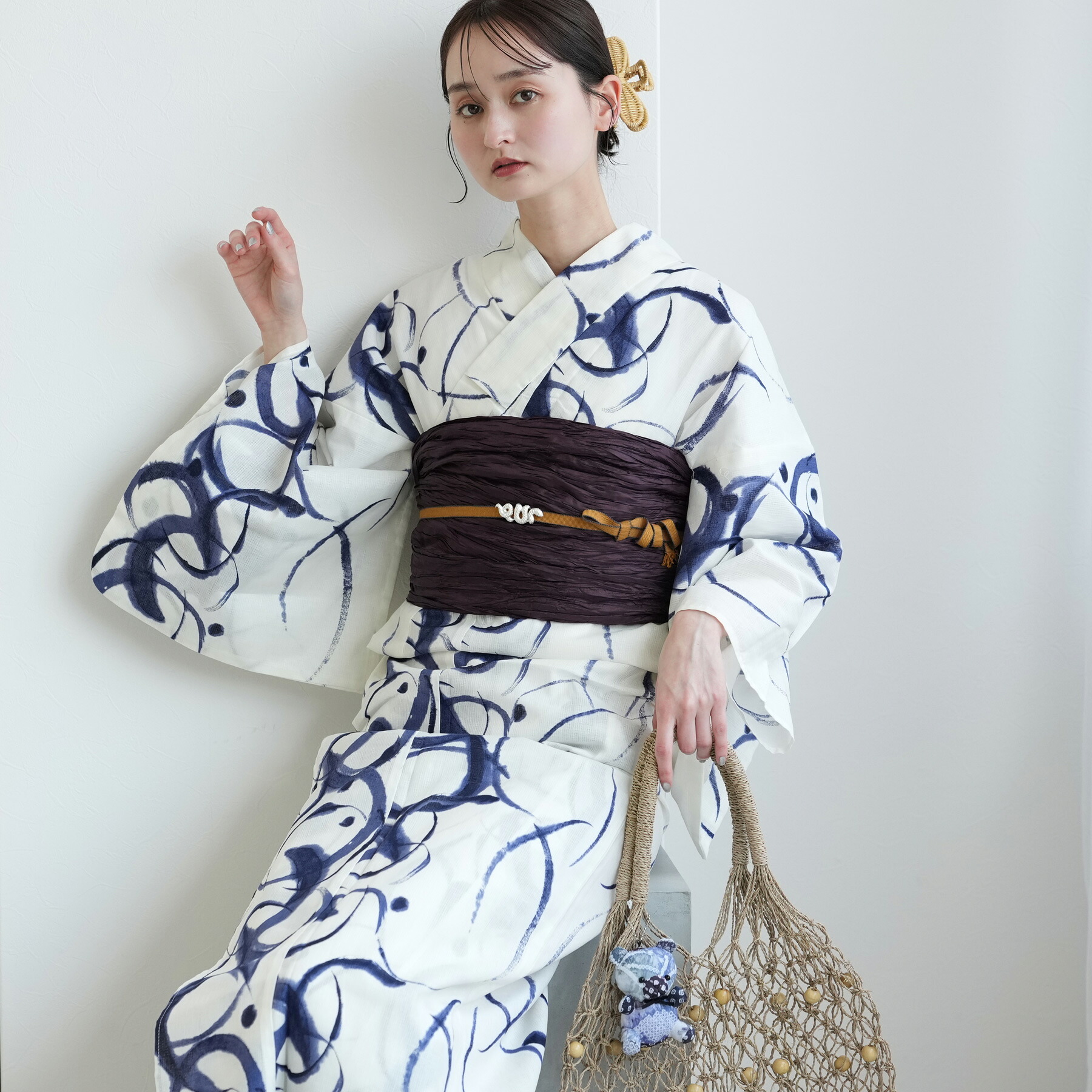 【高級変わり織 浴衣2点セット 白地に紺のぼかし筆描き】コットン100％ フリーサイズ 浴衣セット（ゆかた・帯）ですぐお出かけ 古典　レトロ