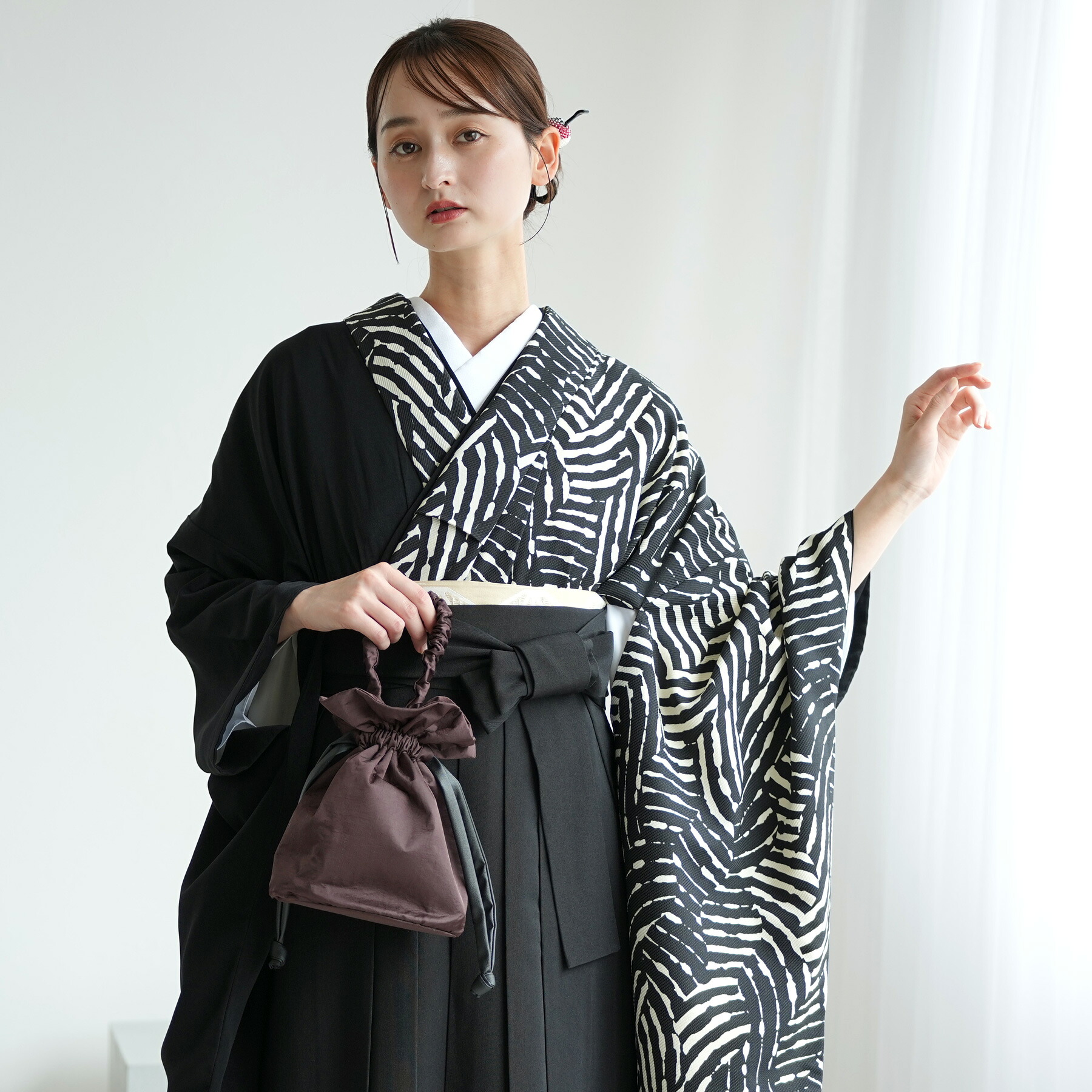 卒業式 袴セット レディース 販売 二尺袖着物＋袴 2点セット 【utatane 半身 ジオメトリック×ブラック】 袴91cm・95cm（身長153-163cm） 白 黒 アシンメトリー 女性 大人 大学生 専門学生
