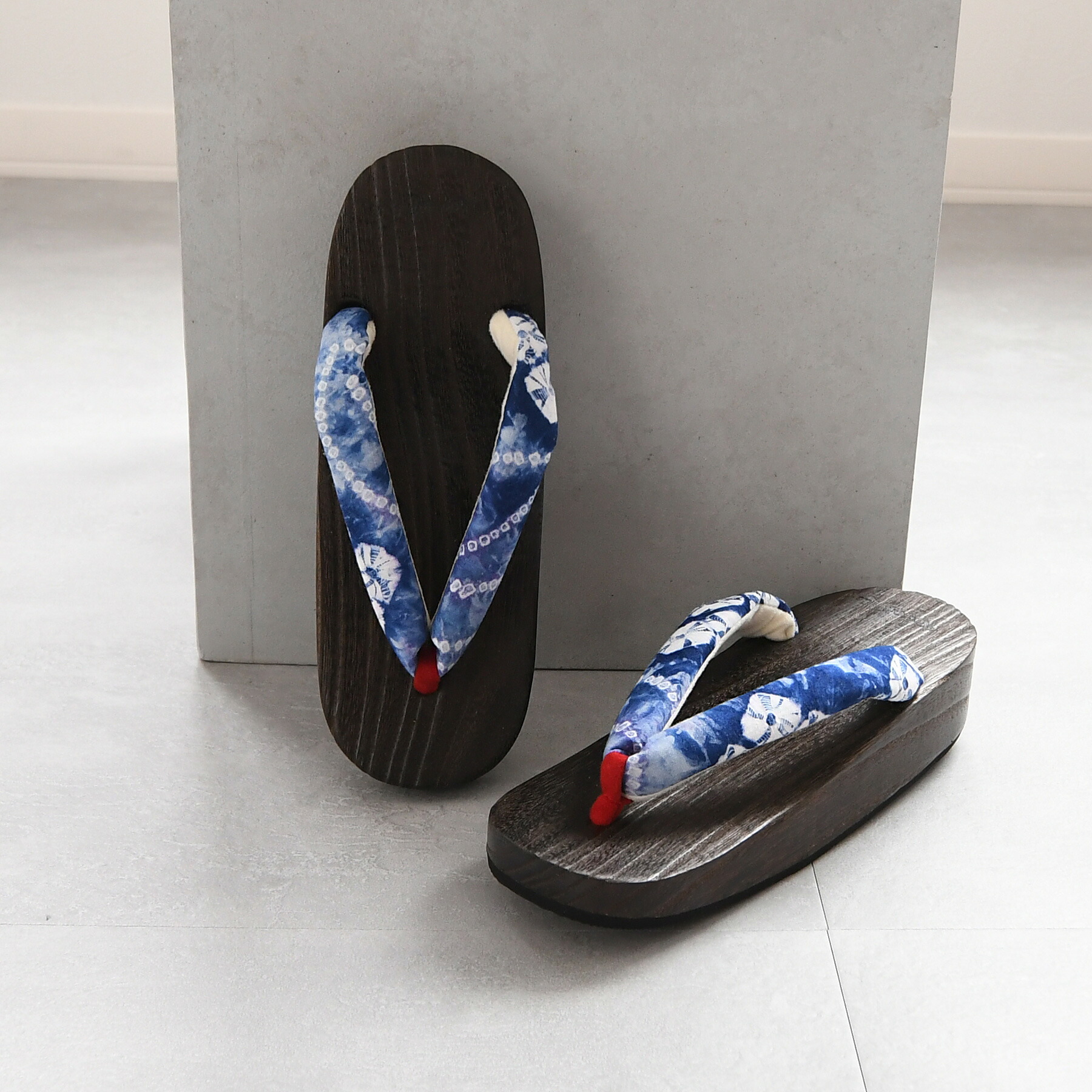 【ニコアンティーク 高級桐下駄 有松絞り鼻緒 Mサイズ 舟形 焼】国産 日本製 げた 単品 伝統工芸有松絞り生地使用 徳島の下駄職人さんと滋賀の鼻緒職人さんの手仕事 浴衣はもちろん、足袋を履いて着物にも ひとつひとつ表情が異なるあなただけの1点物