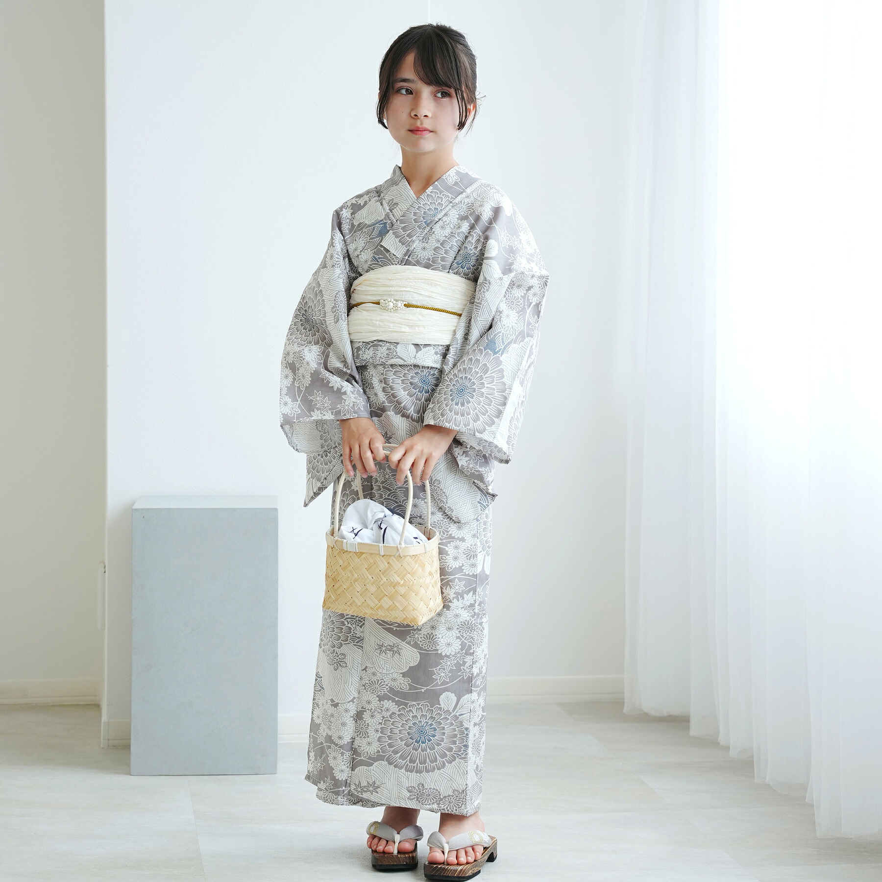 【ひよこ商店 低身長コーデ・Jrサイズ 高級変わり織 浴衣3点セット 銀灰色に菊爛漫】 人気着物ブランドの昭和レトロくすみカラー ジュニア浴衣セット（ゆかた・帯・下駄）140cm 150cm 小柄 ハイジュニア キッズ 国産生地 国内染色 上質