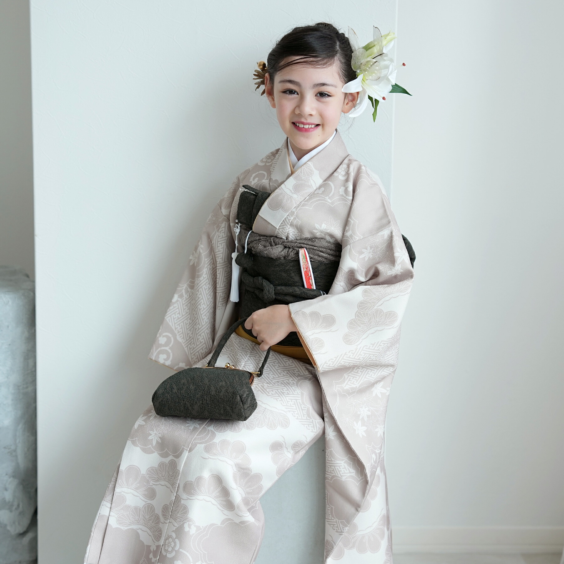 【ひよこ商店 七五三 着物 7歳 四つ身 ベージュ松文様】 販売 振袖セット 子供 キッズ 四つ身 お祝い着 七歳 七才 女の子 女児 着物 日本製作り帯 長襦袢 志古貴 筥迫 はこせこ 草履 バッグ びら簪 足袋 120cm-135cm前後 45,499円