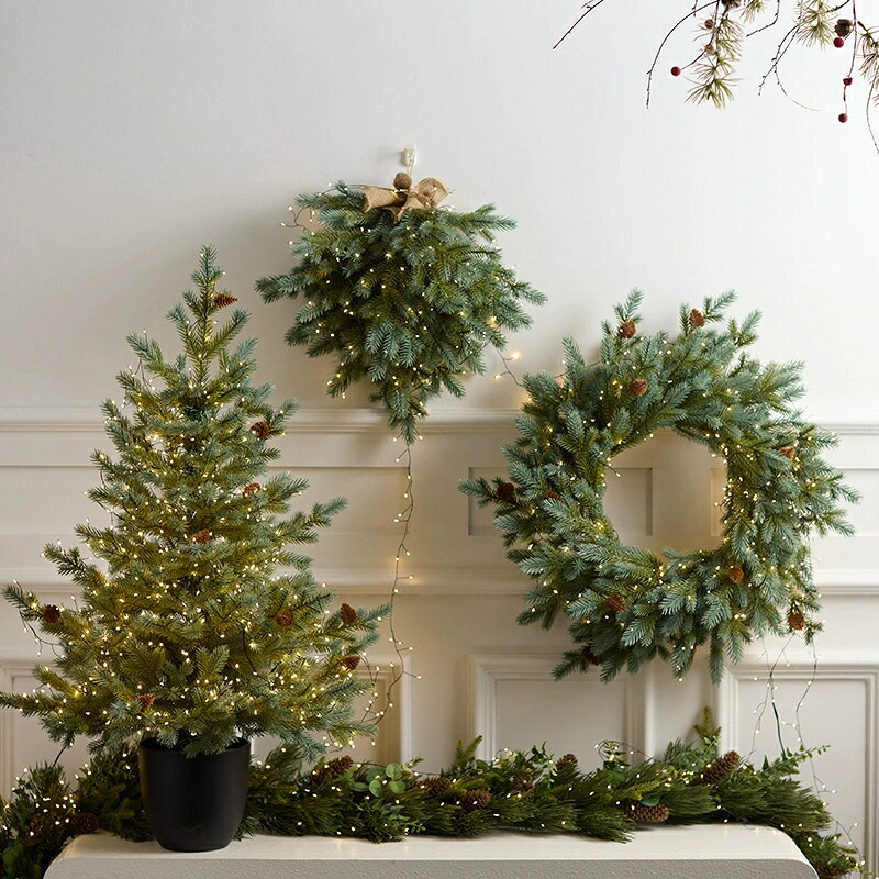 クリスマスリース 玄関 飾り 壁掛け 花輪 おしゃれ 北欧 クリスマスグッズ クリスマスツリー PE 冷たい杉花輪 庭園 廊下 階段 寝室 飾り ドア オーナメント トラック 新年 お歳暮 お祝い 子供会 結婚式 クリスマス リボン 45cm 50cm 90cm 置き物 クリスマス花輪 LEDライト｜向日葵SHOP店