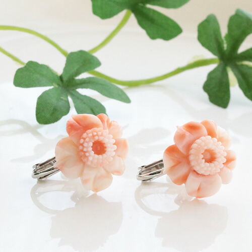 ピンク珊瑚（深海珊瑚）　 花　彫り　 フラワーイヤリング　 真鍮