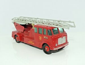 【送料無料】ホビー　模型車　車　レーシングカー マッチmatchbox merryweather fire engine