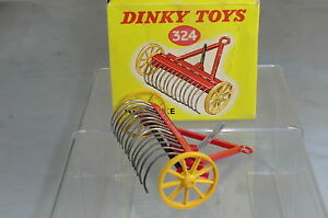 【送料無料】ホビー　模型車　車　レーシングカー ビンテージモデルボックスヘイvintage dinky toys modele 324 rateau a foin vn en parfait etat, dans sa boite