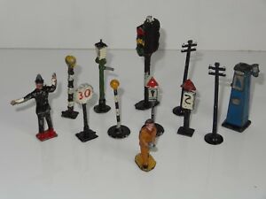 【送料無料】ホビー　模型車　車　レーシングカー パネルポンプw britains crescent dinky lot de panneaux figures pompes
