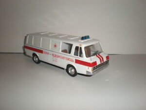 【送料無料】ホビー　模型車　車　レーシングカー ロシアバス143 russe ambulance bus zil1191971｜hokushin