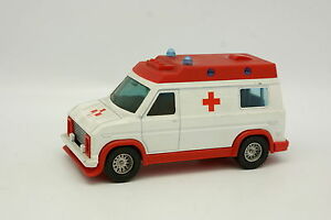 【送料無料】ホビー　模型車　車　レーシングカー チアリーダーmajorette 136 ambulance croix rouge