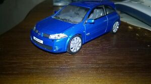 【送料無料】ホビー　模型車　車　レーシングカー メガーヌmegane rs bleue 2005 143