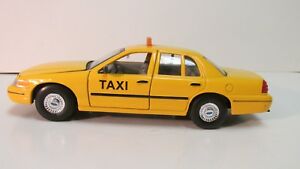 【送料無料】ホビー　模型車　車　レーシングカー フォードビクトリアタクシーイエローミニチュアスケールwelly 1999 ford crown victoria taxi jaune voiture 124 echelle miniature dc2396