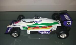【送料無料】ホビー　模型車　車　レーシングカー ｍフォーミュラburago m2000 124 formula 3000