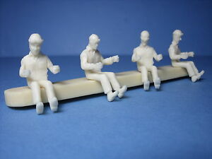 【送料無料】ホビー　模型車　車　レーシングカー セットパイロットリビングスパーク4 figurines set 175 pilotes annees 2030 assis vroom 143 no spark