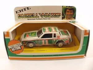 【送料無料】ホビー　模型車　車　レーシングカー ミントertl n 1720 darrell waltrip motorized 143 neuf mint