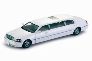 【送料無料】ホビー　模型車　車　レーシングカー リンカーンタウンカーリムジンホワイトモデルlincoln town car limousine 2003 white 118 model 4201 sun star