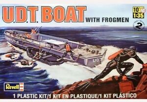 【送料無料】ホビー　模型車　車　レーシングカー プラスチックフロッグマンモデルキットボートrevell 135 u d tbateau with frogmen plastique model kit