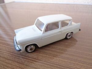 【送料無料】ホビー　模型車　車　レーシングカー フランスミニチュアフォードアングリアプラスチックnouvelle annoncenorev france miniature ford anglia 143 dorigine plastique