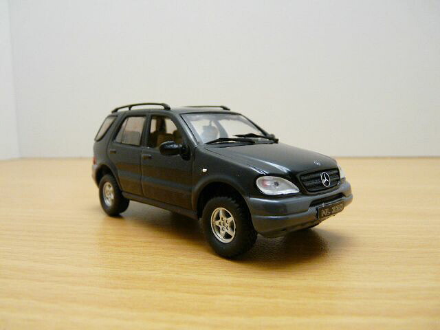 【送料無料】ホビー　模型車　車　レーシングカー メルセデスブラックmercedes ml noir 143 ml320