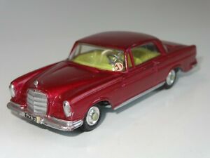 【送料無料】ホビー　模型車　車　レーシングカー コーギーメルセデスベンツクーペcorgi mercedes benz 220se coupe 253 209｜hokushin