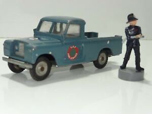 【送料無料】ホビー 模型車 車 レーシングカー ランドローバーアプライアンススポットtriang spot on 415 raf land rover fire appliance 273|hokushin