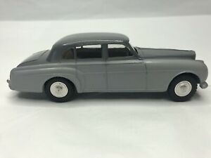 【送料無料】ホビー 模型車 車 レーシングカー ベントレーセダンspot on 102 bentley saloon|hokushin