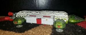 【送料無料】ホビー　模型車　車　レーシングカー スペースイーグルグリーンレッドスラスターdinky 359 space 1999 eagle transporter vert rouge propulseurs
