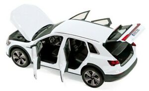 【送料無料】ホビー 模型車 車 レーシングカー アウディトロンダイカストmodellino auto scala 118 norev audi etron 2019 diecast modellismo statico|hokushin