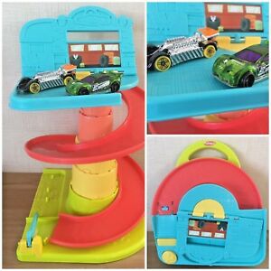 【送料無料】ホビー　模型車　車　レーシングカー ポップアップメニューゲームレールレールホットホイールplayskool carry alongpop up rampe jeu set carry rampe 2 hot wheels voitures