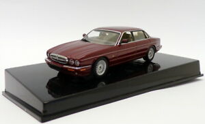 【送料無料】ホビー　模型車　車　レーシングカー ジャガースケールモデルautoart 143 scale model car 53572 jaguar xj8 red