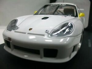 【送料無料】ホビー　模型車　車　レーシングカー ポルシェグアテマラボディワウオートアートwow extremement rare porsche 996 911 gt3r lm 2001 white plain body 118 auto art