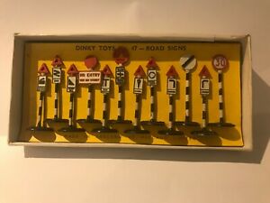 【送料無料】ホビー　模型車　車　レーシングカー ＃dinky road sign setcret 47
