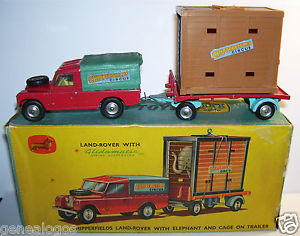 【送料無料】ホビー　模型車　車　レーシングカー イングランドランドローバーサーカスケージトレーラengland 1962 corgi toys 19 land rover chipperfields circus elephant cage trailer