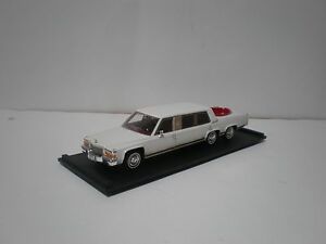 【送料無料】ホビー　模型車　車　レーシングカー キャデラックリムジンジャグジー143 1982 cadillac extensible limousine avec jacuzzi blanc fait main