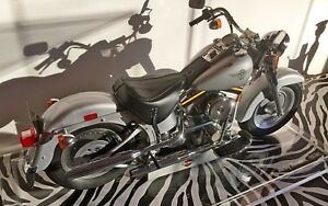 【送料無料】ホビー　模型車　車　レーシングカー スケールデビッドソンボックスオンharley davidson flstf fat boy in 14 scale with display case