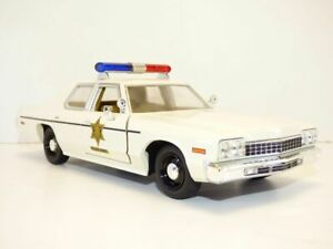 【送料無料】ホビー　模型車　車　レーシングカー ダッジモナコdodge monaco 1975 sheriff hazzard county 124