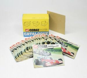 【送料無料】ホビー　模型車　車　レーシングカー カウンターカタログ25 x 1973 corgi catalogues dans comptoir distributeur pratiquementcomme neuf