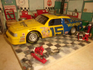 【送料無料】カスタムメイドのデイル・アーンハート＃サンダーバードCUSTOM MADE NASCAR dale earnhardt sr #15 WRANGLER thunderbird